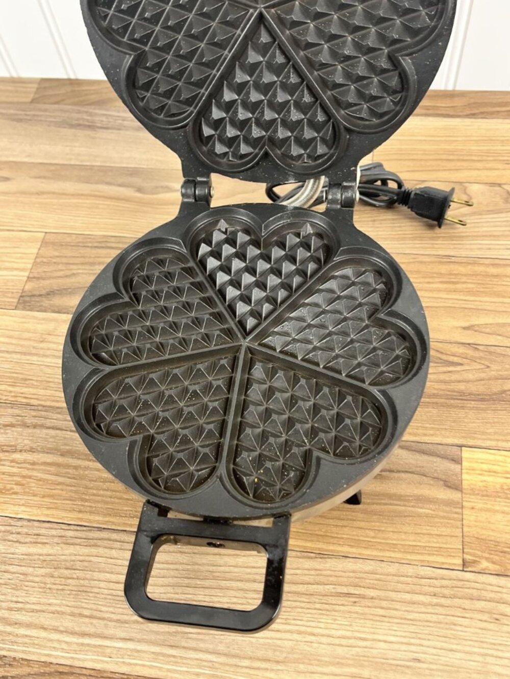 Vintage Vitantonio Five of Hearts Waffle Maker 5 Heart Shaped Waffles 43G5 - Picture 6 of 11
